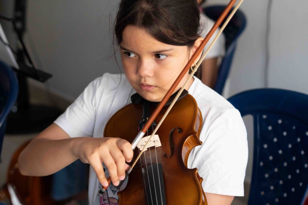 Cursos de Cuerdas frotadas, guitarra, piano, vientos madera, vientos metal, técnica vocal, iniciación musical, flauta, clarinete, saxofón, oboe, fagot, trompeta, corno, trombón, percusión, batería, canto
Clases de música, bucaramanga, floridablanca, girón, piedecuesta